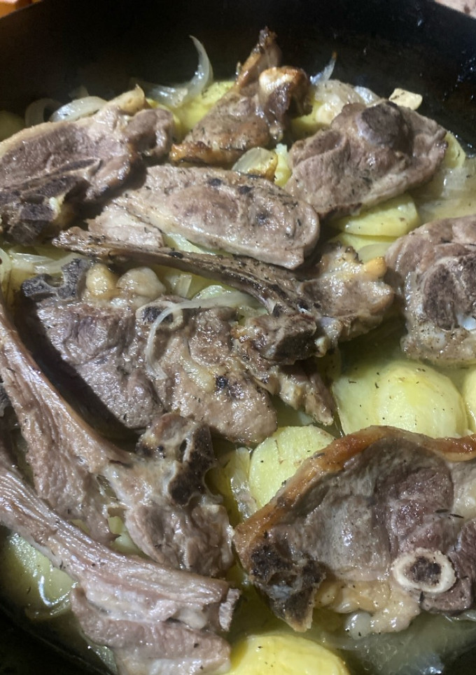 Una foto de Cordero chuleteado al horno