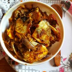 A picture of Cabbage Curry with fish head.