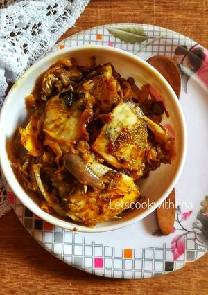 A picture of Cabbage Curry with fish head.