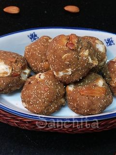गुड़ सौंठ बाजरे के लड्डू (Gur Sonth Bajre ke Laddu recipe in Hindi) रेसिपी मुख्य फोटो