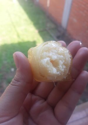 Una foto de Balas de vidrio (bolitas de coco acarameladas)