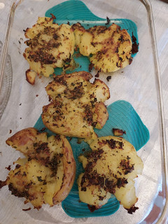 Una foto de Patatas machacadas al horno