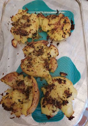 Una foto de Patatas machacadas al horno