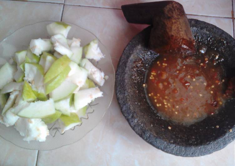 Cara Gampang Menyiapkan Rujak Manis Jambu Kristal Anti Gagal