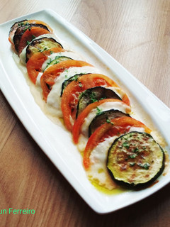 Una foto de Ensalada caprese templada con calabacín y aceite de albahaca