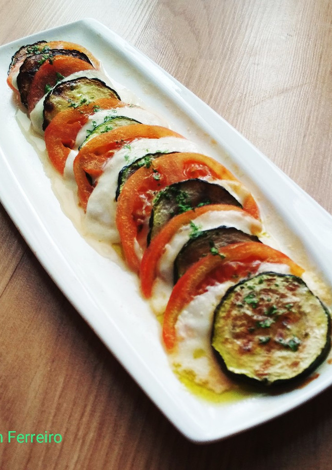 Una foto de Ensalada caprese templada con calabacín y aceite de albahaca