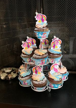 Foto di Cupcake Unicorno al Cioccolato ripieni di Nutella  e decorati con Crema al Burro Meringata