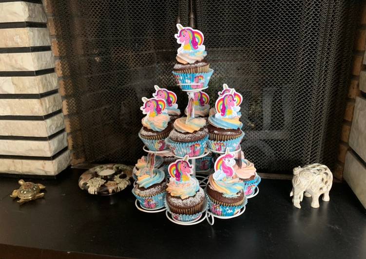 Cupcake Unicorno al Cioccolato ripieni di Nutella  e decorati con Crema al Burro Meringata