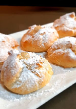 Foto di Bigné alla crema e cioccolato