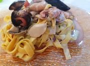 Una foto di tagliatelle ai frutti di mare