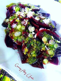 Una foto de Ensalada de remolacha con majadito