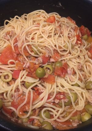 Une photo de Pâtes au thon, tomates et olives