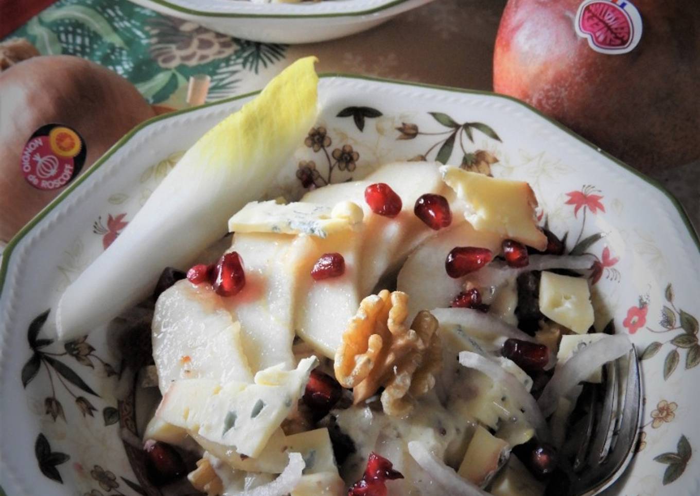 Salade d'endive, poire, oignon de Roscoff et noix au bleu de Sassenage