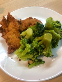 Una foto de Pechuga rebozada con brócoli y champiñones