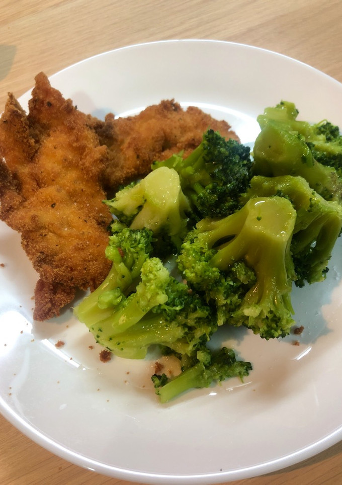 Una foto de Pechuga rebozada con brócoli y champiñones