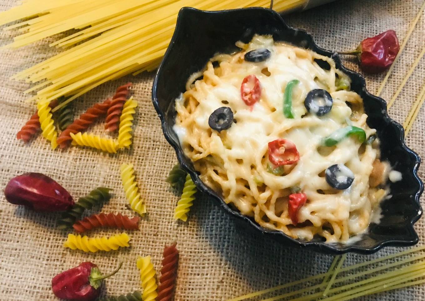 Spaghetti with cheese and pepper