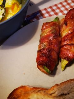 Bacönbe göngyölt avokádó mézes-csilis szószban recept fotója