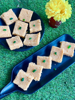 नारियल बर्फ़ी(nariyal barfi recipe in hindi) रेसिपी मुख्य फोटो