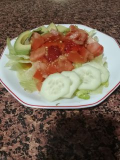Una foto de Ensalada de merluza y pimientos asados