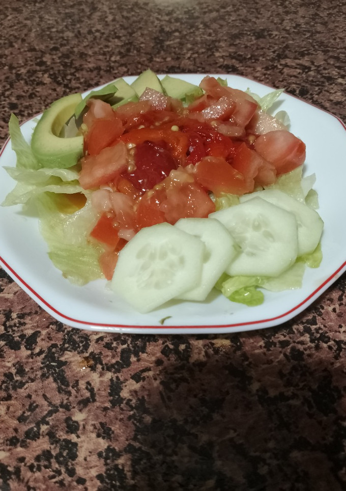 Una foto de Ensalada de merluza y pimientos asados