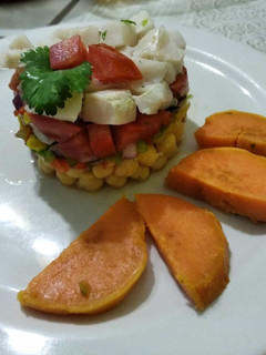 Una foto de Ceviche sobre base de garbanzos
