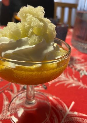 Foto principal de Espuma de yogur con crema de caqui y granizado de menta