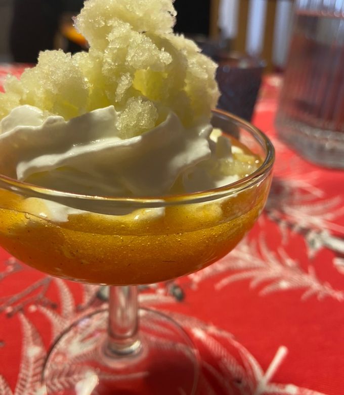Foto principal de Espuma de yogur con crema de caqui y granizado de menta