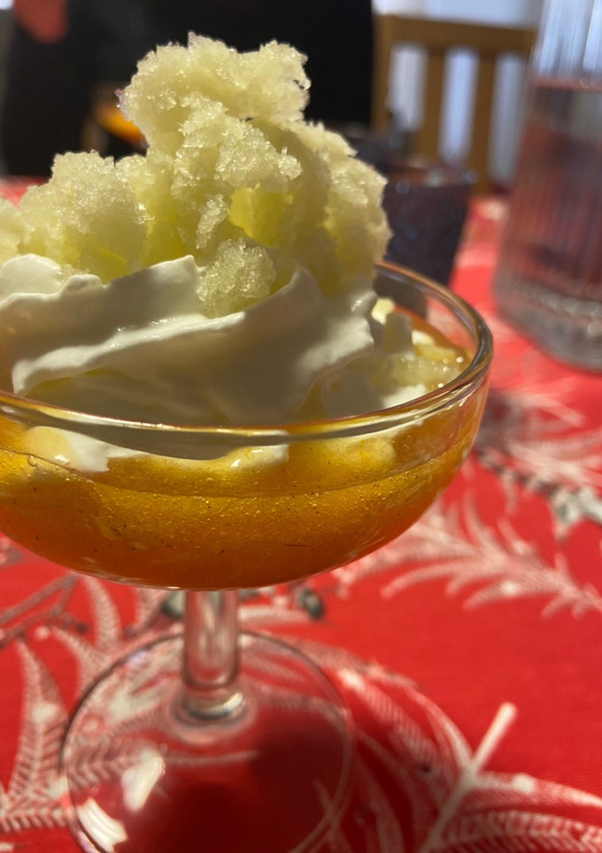 Una foto de Espuma de yogur con crema de caqui y granizado de menta
