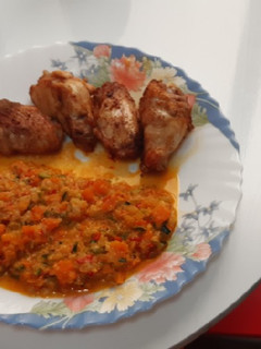 Una foto de Alitas de pollo fritas con picada de verduras en leche