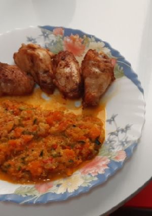 Una foto de Alitas de pollo fritas con picada de verduras en leche
