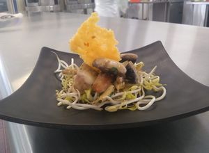 Una foto de Hongos salteados con crocante de queso