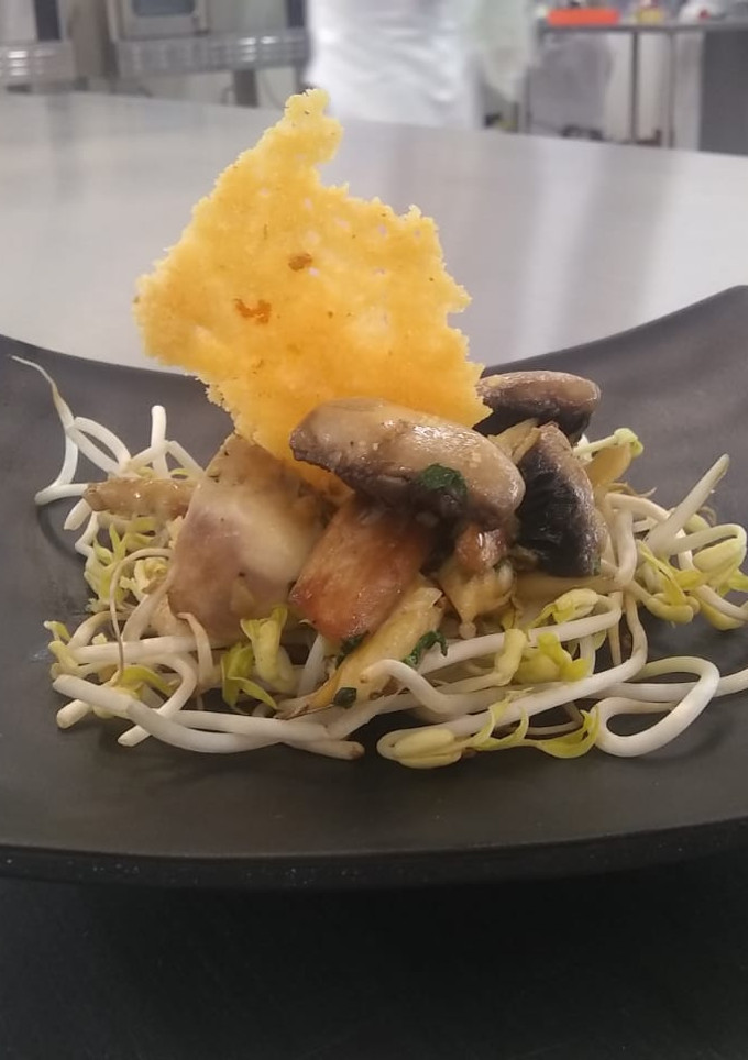 Una foto de Hongos salteados con crocante de queso