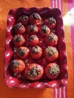 Una foto de Tomate relleno de carne sobre arroz