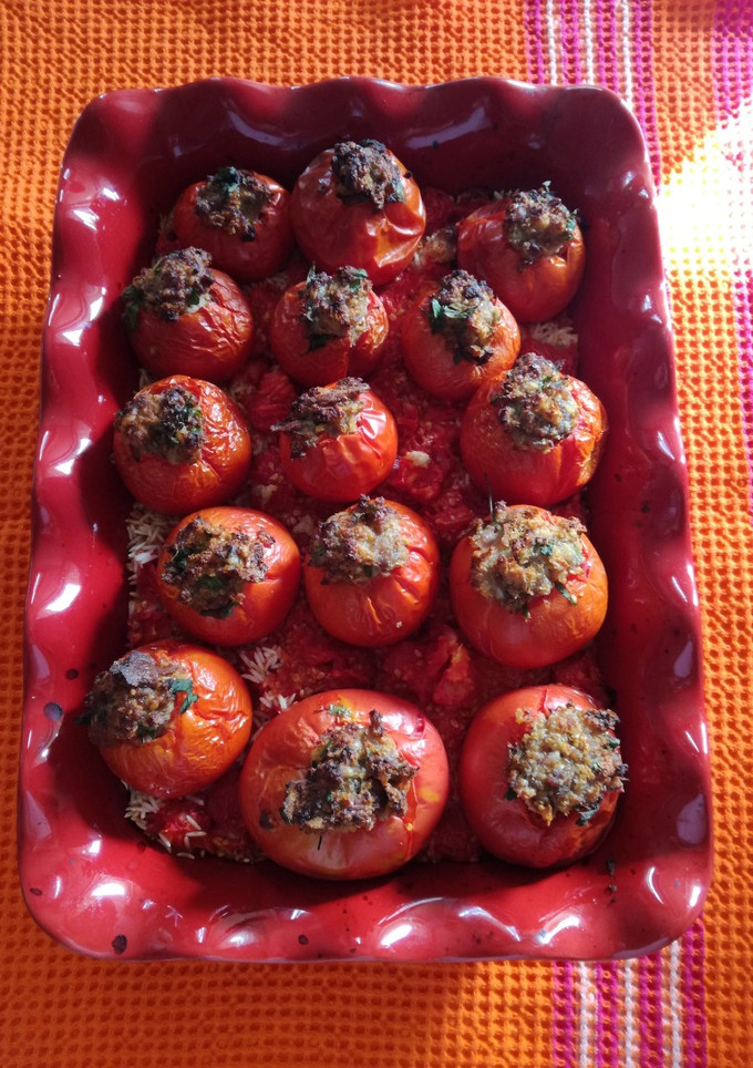 Una foto de Tomate relleno de carne sobre arroz