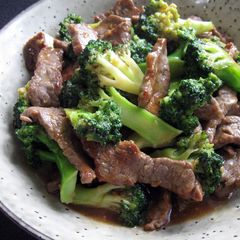 A picture of Stir-fried Beef & Broccoli with Oyster Sauce.