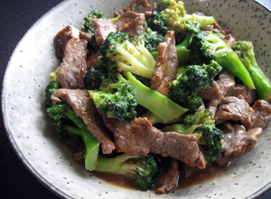 A picture of Stir-fried Beef & Broccoli with Oyster Sauce.