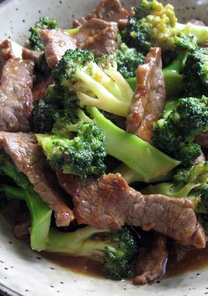 A picture of Stir-fried Beef & Broccoli with Oyster Sauce.