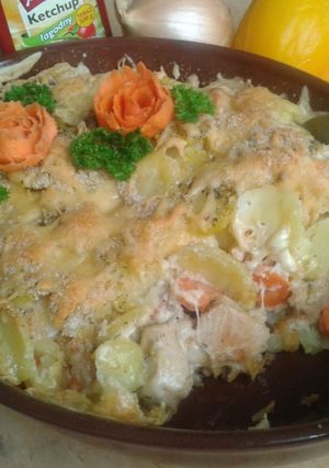 Zdjęcie przepisu Zapiekanka z ziemniaków, marchewki, filetów z kury, i sosem pieczarkowym.