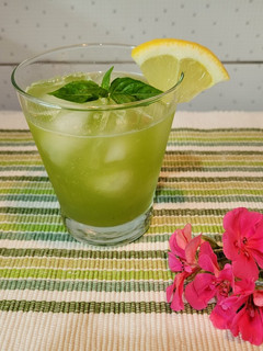 Una foto de Cóctel Gin Basil Smash / Gin con albahaca