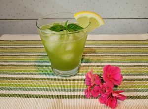 Una foto de Cóctel Gin Basil Smash / Gin con albahaca