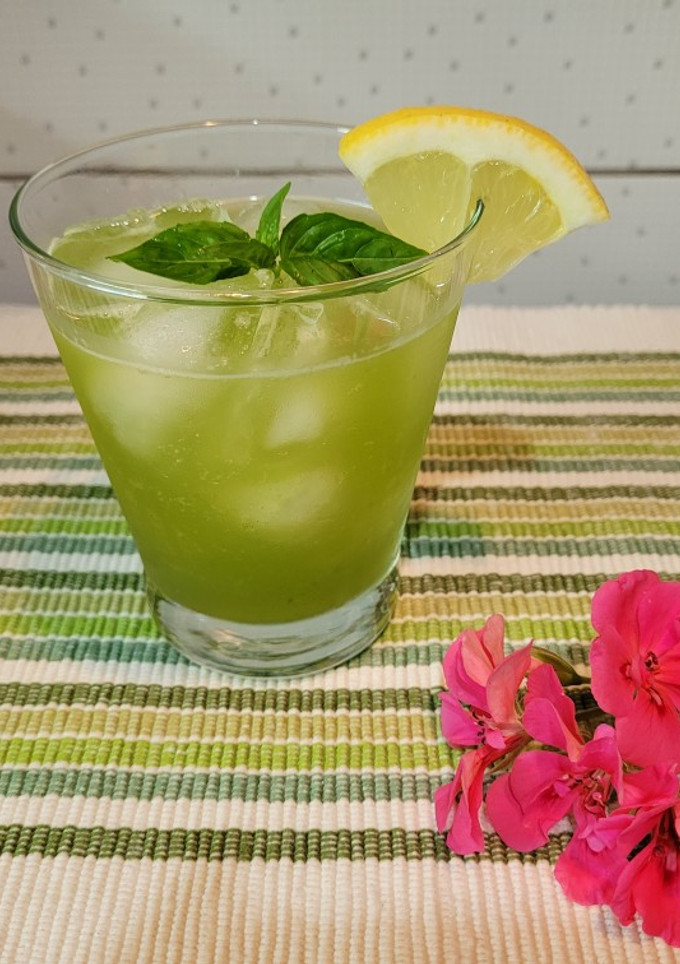 Una foto de Cóctel Gin Basil Smash / Gin con albahaca