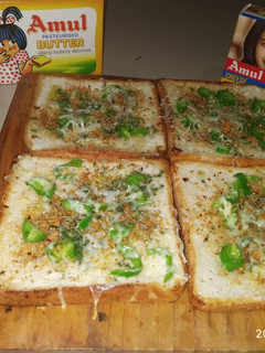 ચીઝ ગાર્લિક બ્રેડ (Cheese Garlic Bread Recipe In Gujarati) રેસીપી મુખ્ય ફોટો