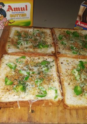 ચીઝ ગાર્લિક બ્રેડ (Cheese Garlic Bread Recipe In Gujarati) રેસીપી મુખ્ય ફોટો