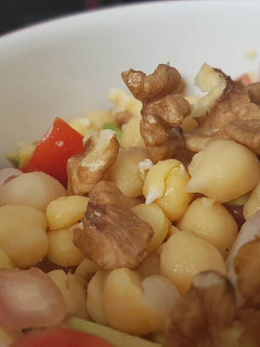 Una foto de Ensalada de garbanzos con aguacate y granada