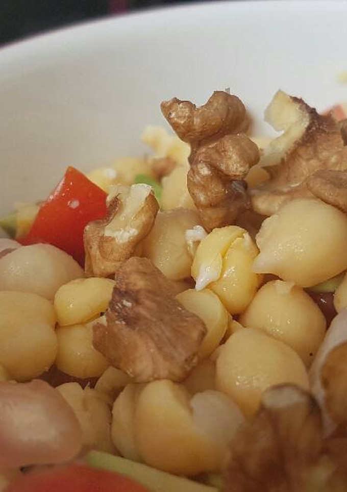 Una foto de Ensalada de garbanzos con aguacate y granada