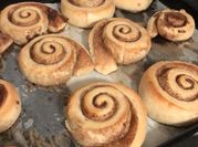 Una foto de rollos de canela sin huevo