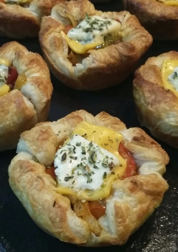 Una foto de Pastelitos de hojaldre a los quesos