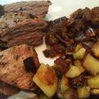 Vacío al horno en colchón de verduras