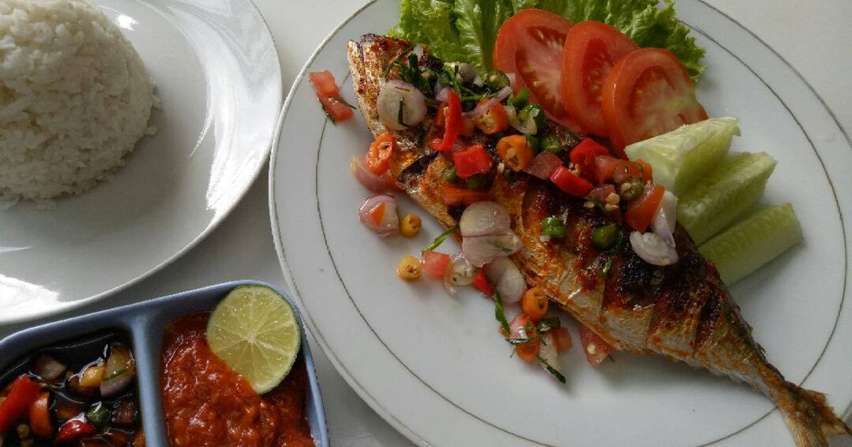 Nasi putih, ikan kakap bakar, sambal dabu-dabu, tumis terong, dan kerupuk