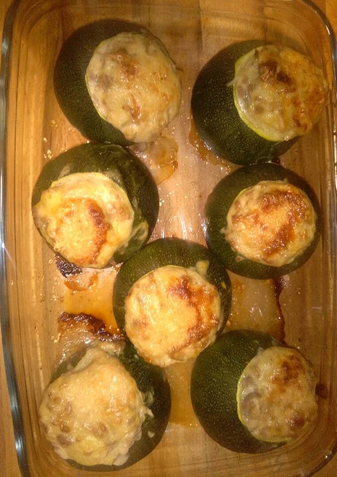 Una foto de Calabacín redondo relleno de carne picada